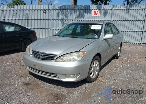 2005 Toyota Camry Le/Xle/Se z USA, uszkodzony, nr VIN 4T1BE30KX5U957227